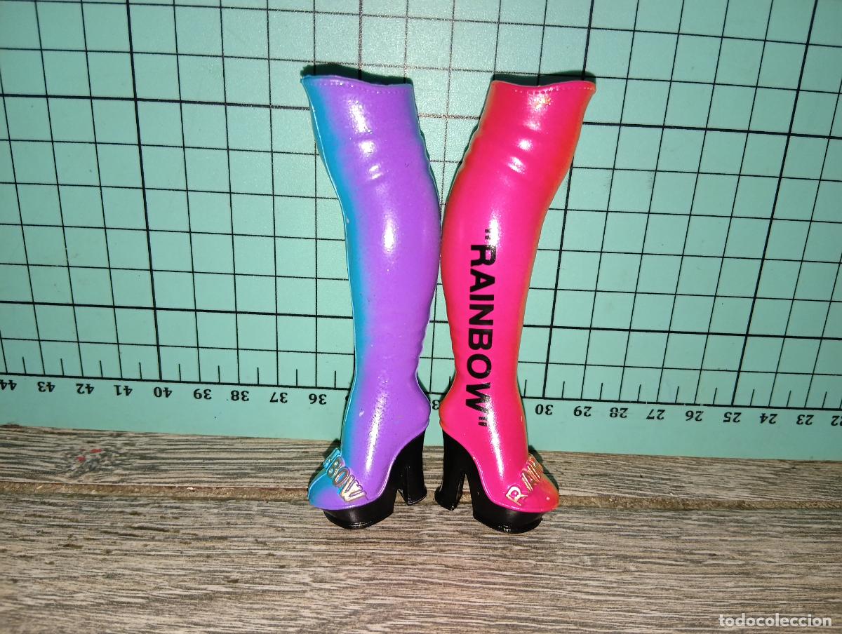Mu&ntilde;ecas modernas: Zapatos botas de mu&ntilde;eca Rainbow high