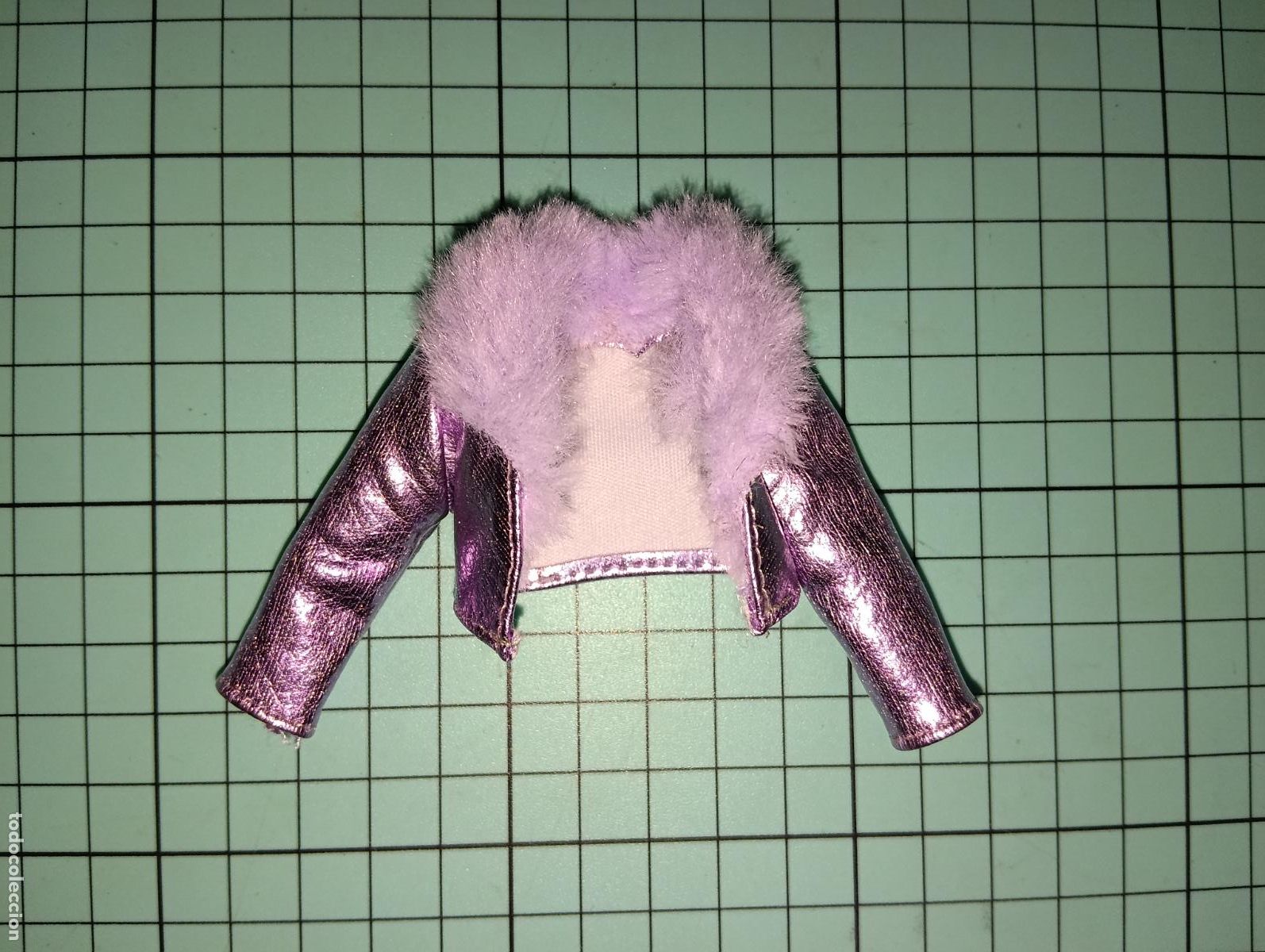 Mu&ntilde;ecas modernas: Chaqueta de mu&ntilde;eca Rainbow high