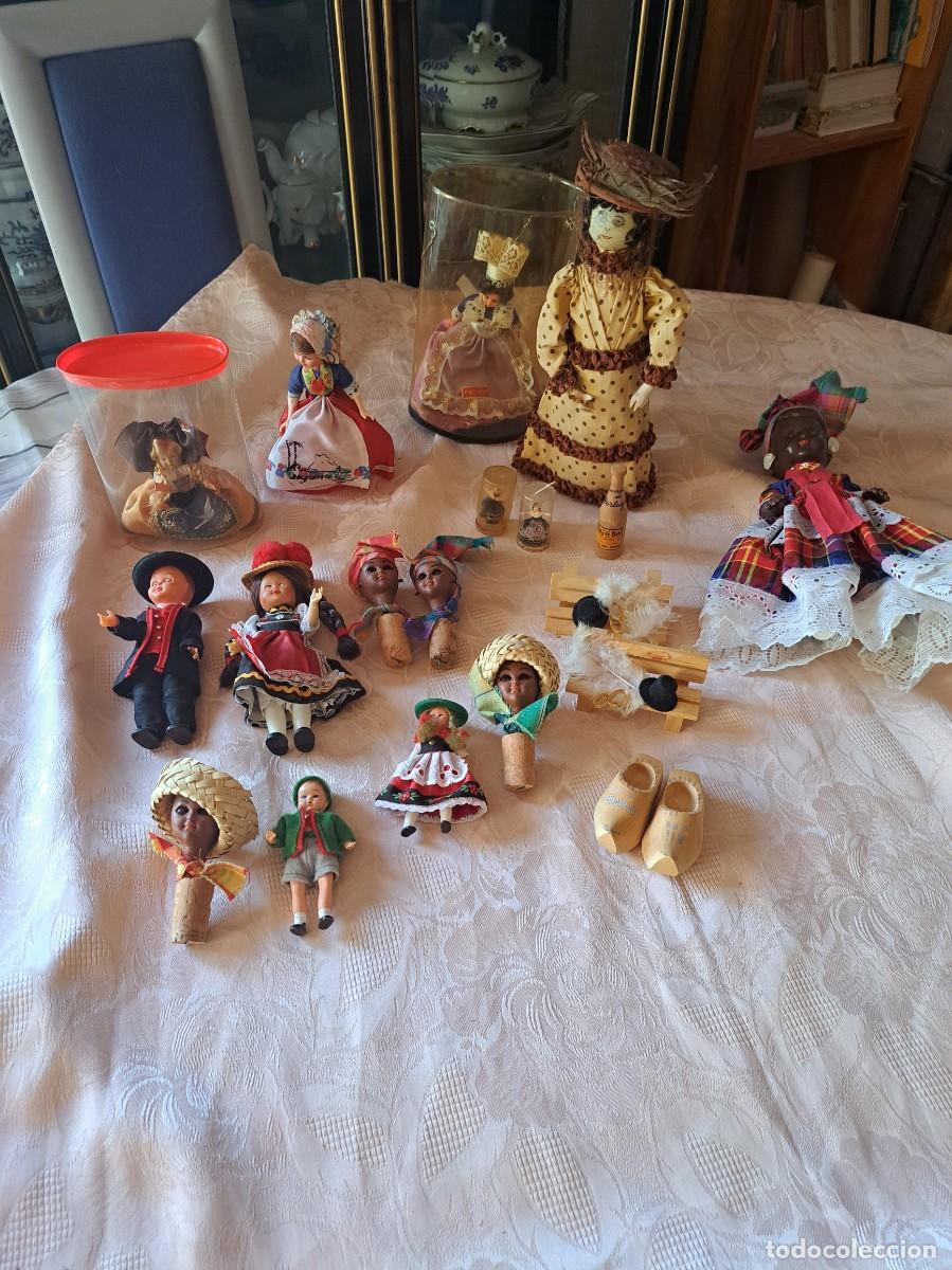 Mu&ntilde;ecas modernas: Lote de mu&ntilde;ecas trajes regionales, diferentes pa&iacute;ses y tama&ntilde;os, algunos accesorios.