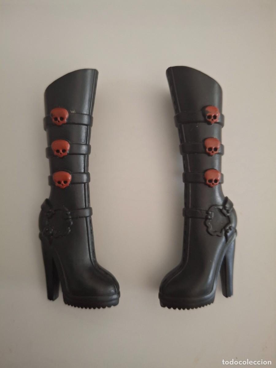 Mu&ntilde;ecas modernas: Botas negras Ghoulia Yelps Motorista Monster High