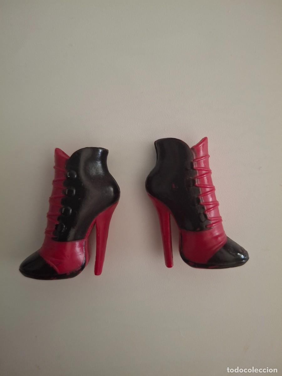Mu&ntilde;ecas modernas: Zapatos Draculaura fot&oacute;grafa del Fashion Pack Draculaura Newspaper Monster High
