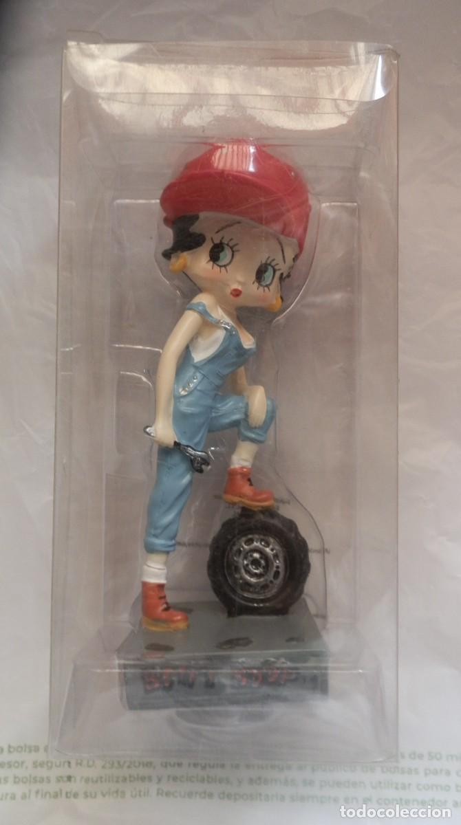 Mu&ntilde;ecas modernas: Figura de resina Betty Boop vestida de mec&aacute;nica. KFS/FS TM Hearst/FS, en su blister original