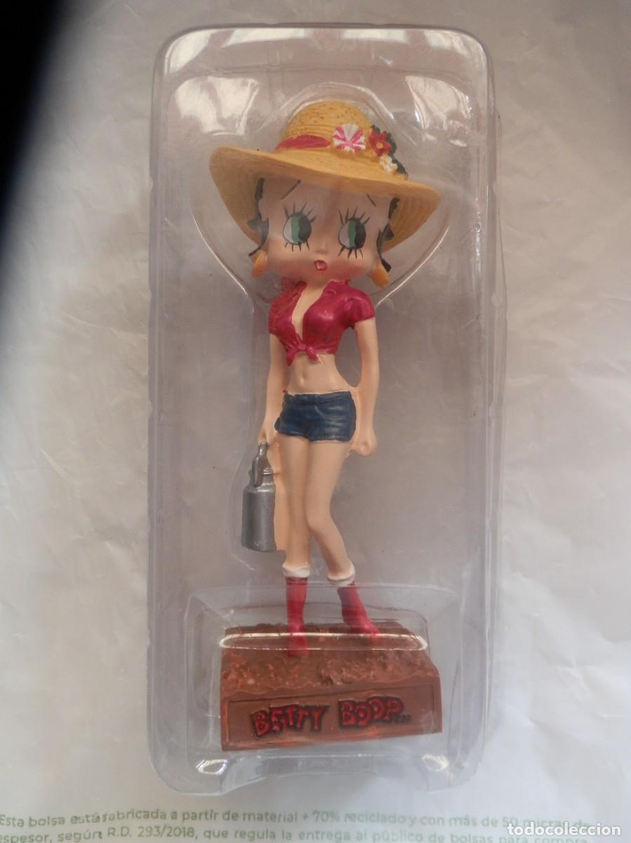 Mu&ntilde;ecas modernas: Figura de resina Betty Boop vestida de granjera. KFS/FS TM Hearst/FS, en su blister original