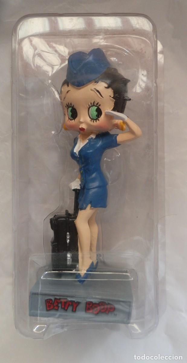 Mu&ntilde;ecas modernas: Figura de resina Betty Boop vestida de azafata. KFS/FS TM Hearst/FS, en su blister original