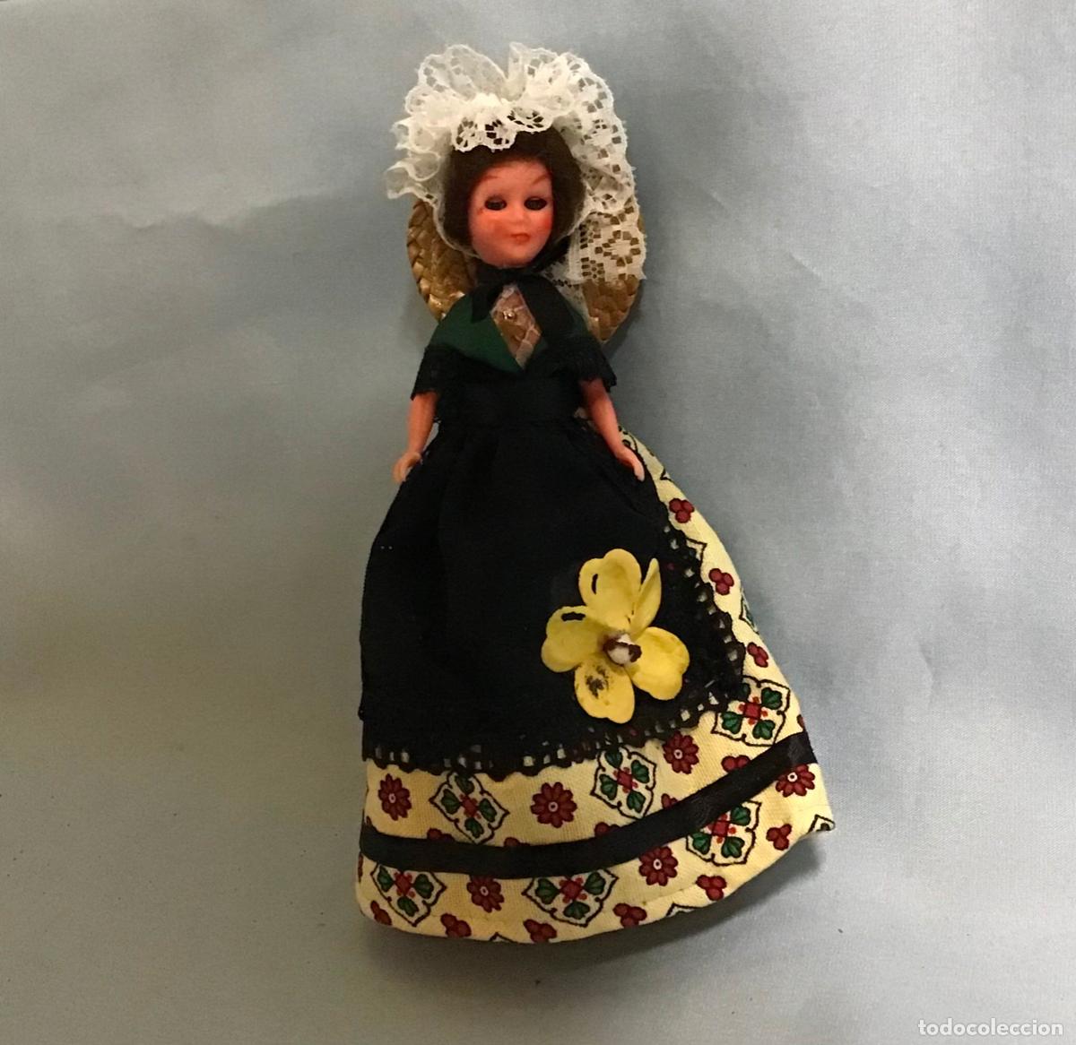 Mu&ntilde;ecas modernas: MU&Ntilde;ECA CON TRAJE T&Iacute;PICO DE LA PROVENZA, A&Ntilde;OS 60/70