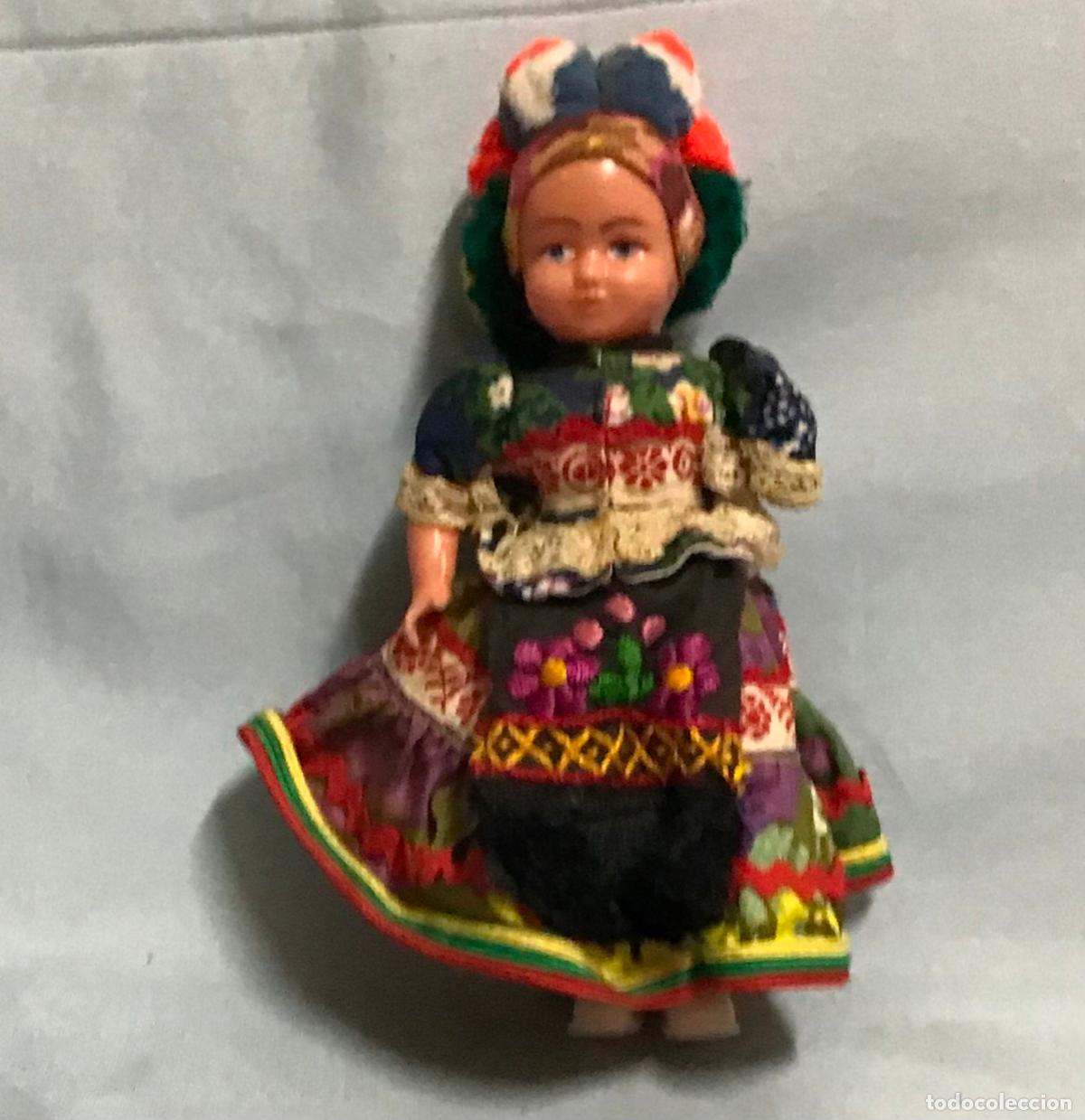Mu&ntilde;ecas modernas: ANTIGUA MU&Ntilde;ECA CON TRAJE T&Iacute;PICO DE HUNGR&Iacute;A