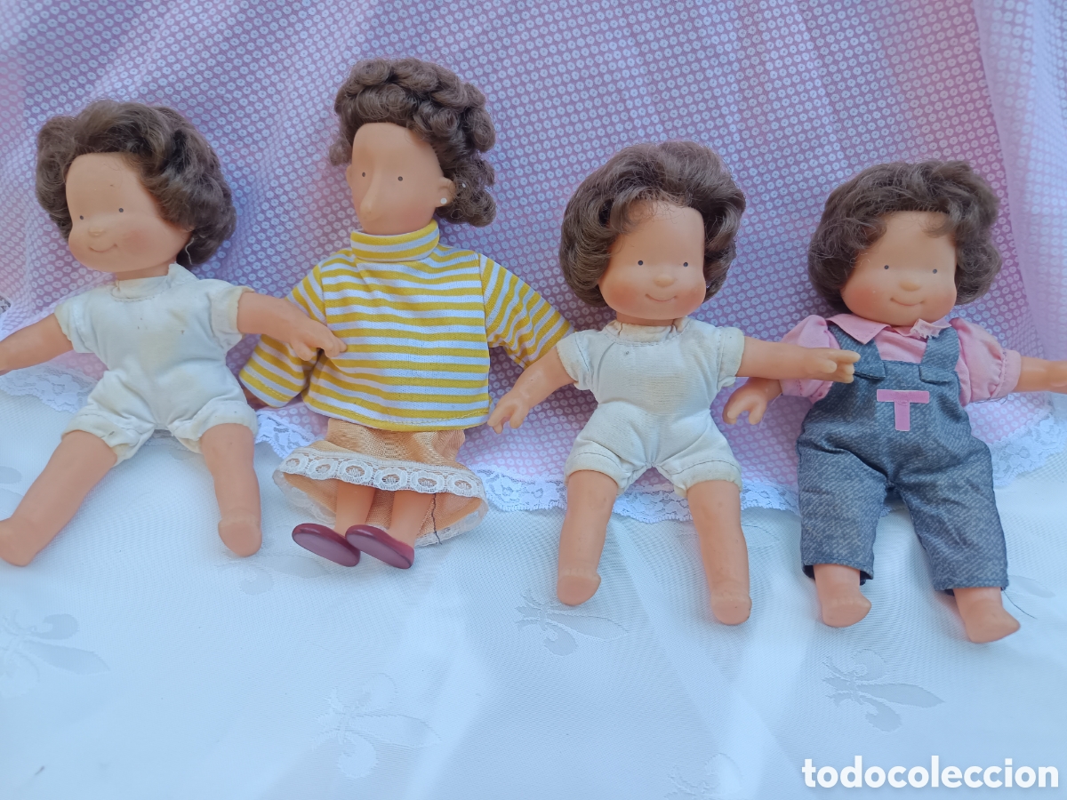 Mu&ntilde;ecas modernas: Tres mellizas y profesora mu&ntilde;ecas hermanas trillizas