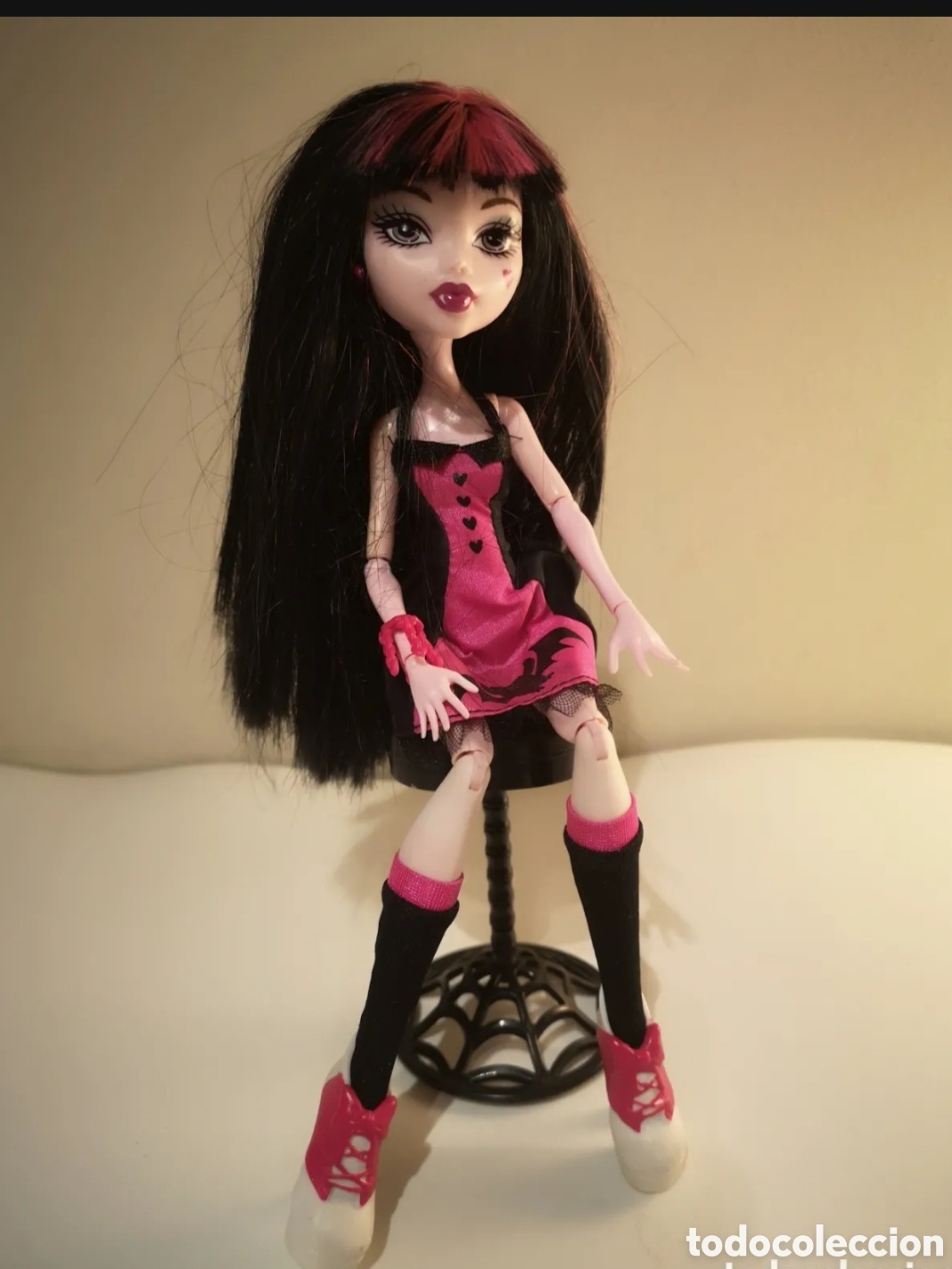 Mu&ntilde;ecas modernas: MU&Ntilde;ECA DRACULAURA ORIGINAL CON SILLA