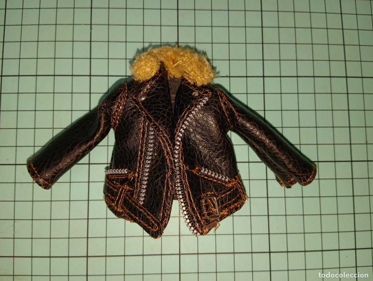 Mu&ntilde;ecas modernas: Chaqueta de mu&ntilde;eca Bratz