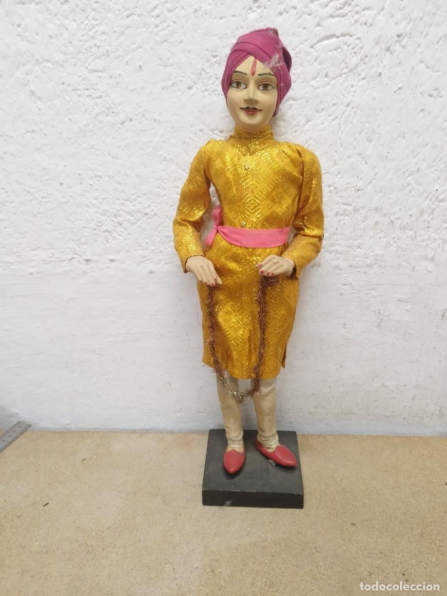 Mu&ntilde;ecas modernas: Antiguo mu&ntilde;eco etnico de la India, indu en terracota. T&iacute;pico folcl&oacute;rico. Con reparaci&oacute;n en un dedo.