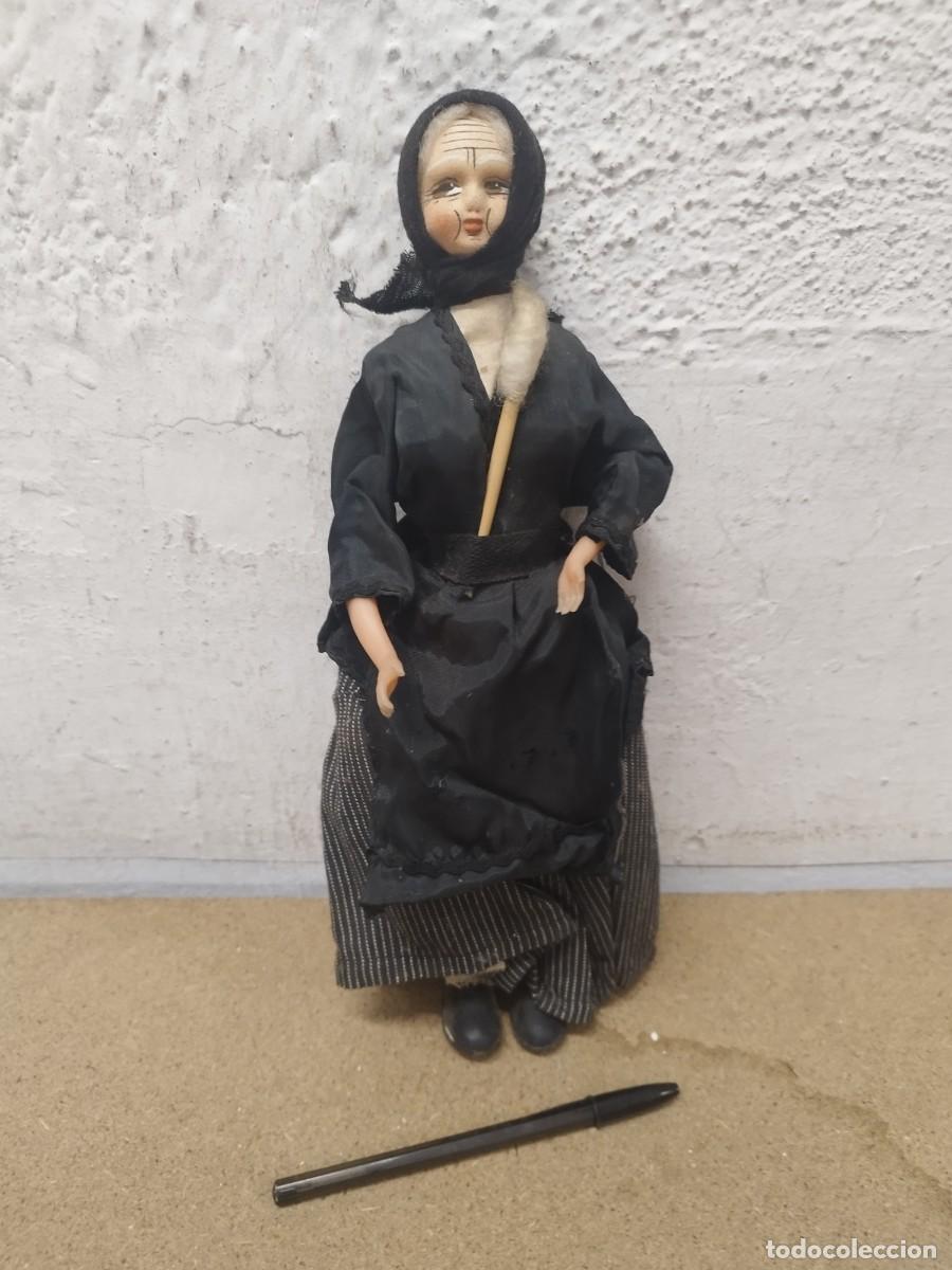 Mu&ntilde;ecas modernas: Antigua mu&ntilde;eca de trapo, folclorica regional a identificar. De se&ntilde;ora mayor, vestida de negro.