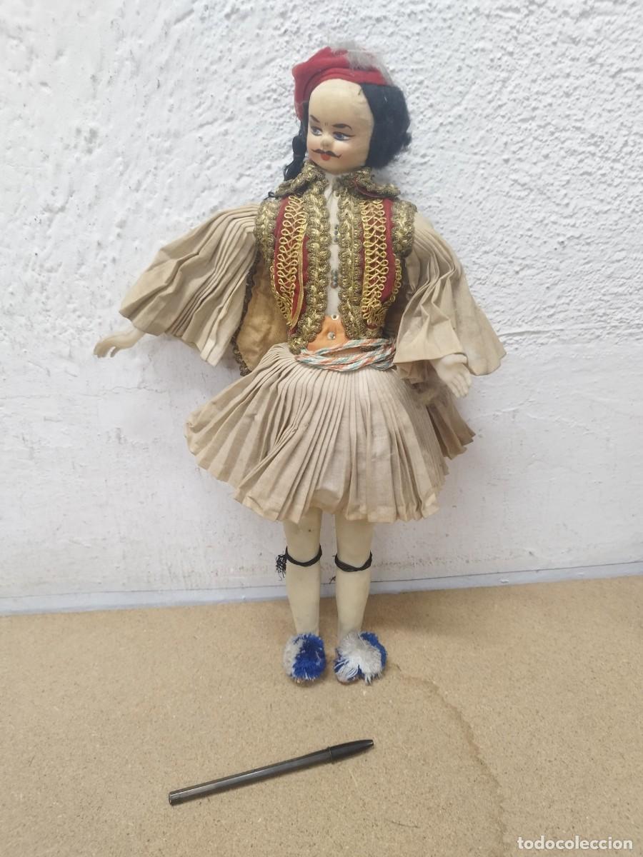 Mu&ntilde;ecas modernas: Antigua mu&ntilde;eca, mu&ntilde;eco t&iacute;pico, tradicional de Grecia.