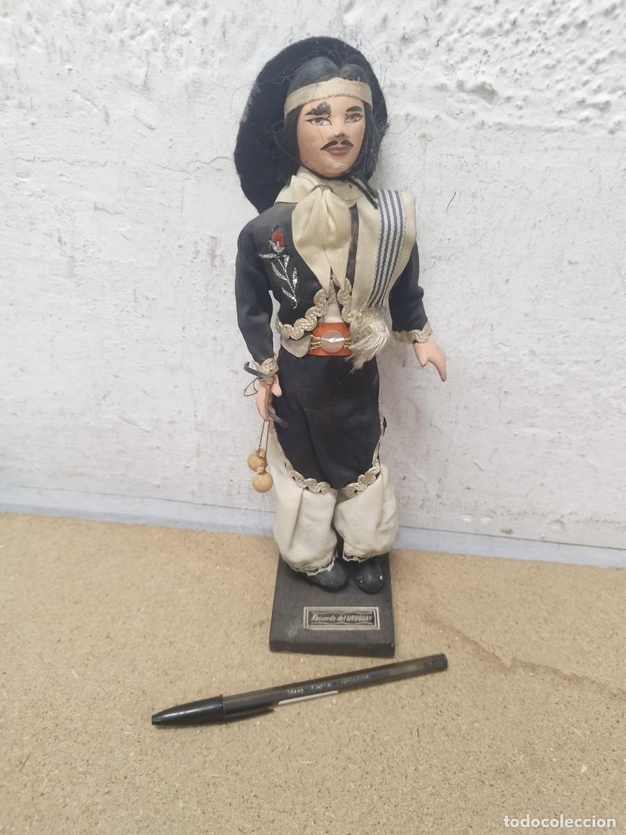 Mu&ntilde;ecas modernas: Antiguo mu&ntilde;eco t&iacute;pico, folcl&oacute;rico tradicional de Uruguay. Sudam&eacute;rica.