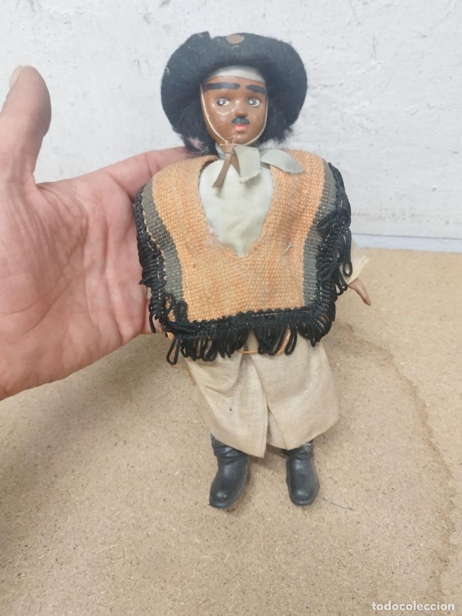 Mu&ntilde;ecas modernas: Antiguo mu&ntilde;eco de un Gaucho t&iacute;pico, folcl&oacute;rico tradicional de Uruguay o Argentina. Sudam&eacute;rica.