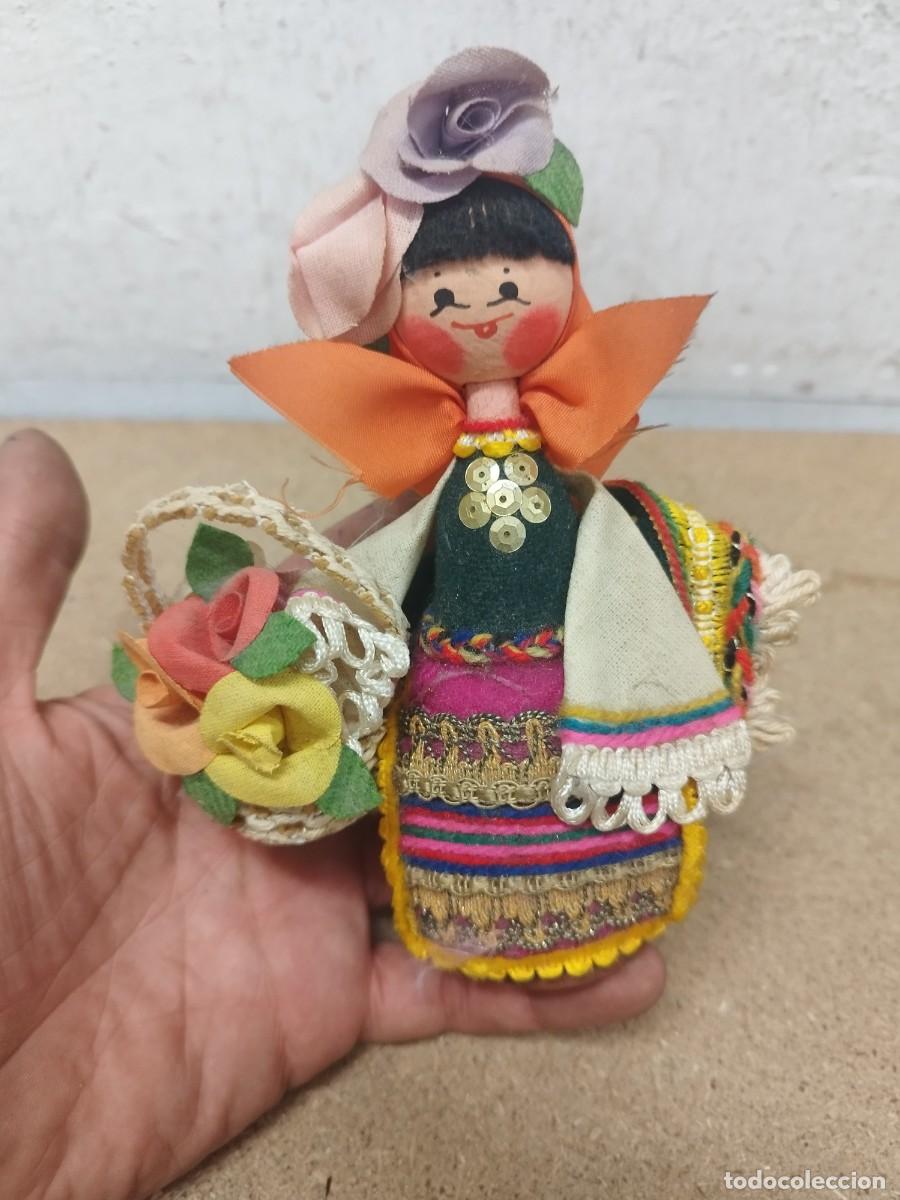 Mu&ntilde;ecas modernas: Antigua mu&ntilde;eca con traje tradicional, folcl&oacute;rica. De madera y trapo. Urss.