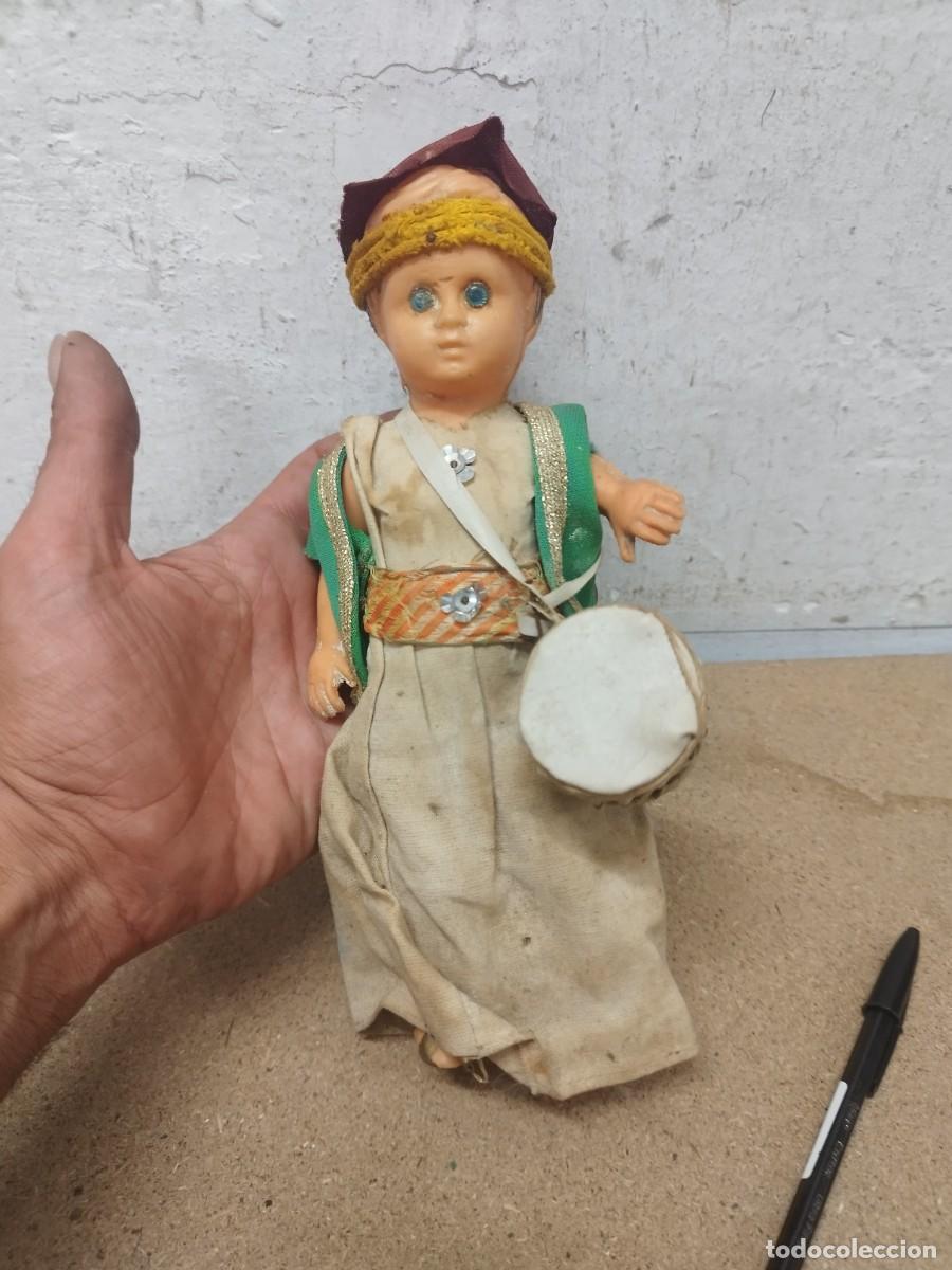 Mu&ntilde;ecas modernas: Antigua mu&ntilde;eca tamborilero, tocando tambor. Personaje de Aladino?