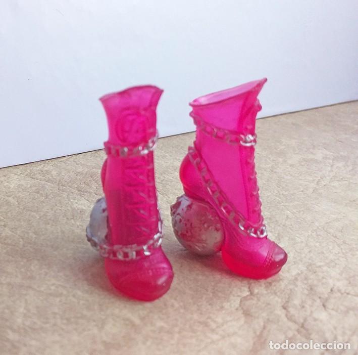 Mu&ntilde;ecas modernas: Botas rosas de mu&ntilde;eca Monster high