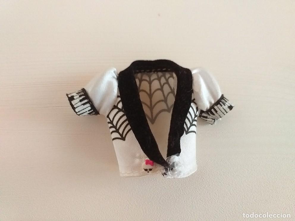 Mu&ntilde;ecas modernas: Chaqueta blanca y negra de mu&ntilde;eca Monster high Draculaura