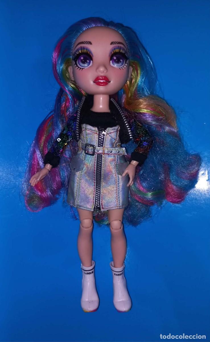 Mu&ntilde;ecas modernas: Mu&ntilde;eca Rainbow High, Amaya Raine - MGA