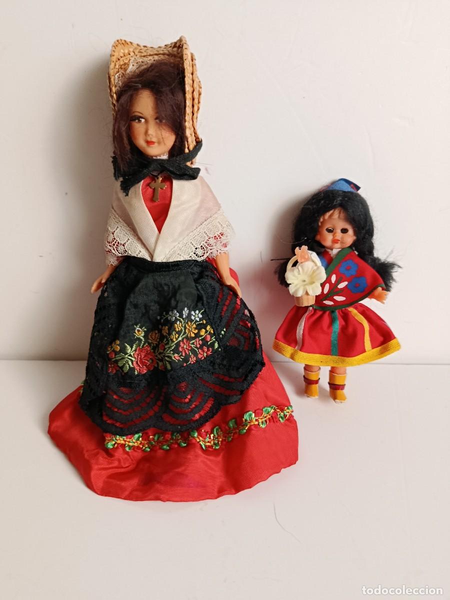 Mu&ntilde;ecas modernas: DOS MU&Ntilde;ECAS ANTIGUAS CON TRAJE REGIONAL EXTRANJERO.