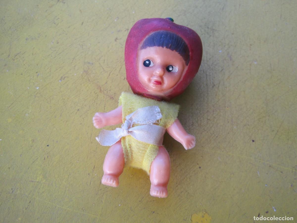 Mu&ntilde;ecas modernas: PEQUE&Ntilde;A MU&Ntilde;ECA DE GOMA Y TELA CON CABEZA DE TOMATE - JAP&Oacute;N A&Ntilde;OS 70