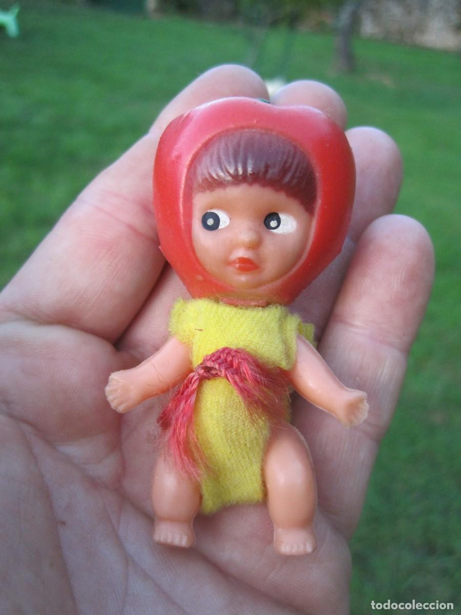Mu&ntilde;ecas modernas: PEQUE&Ntilde;A MU&Ntilde;ECA DE GOMA Y TELA CON CABEZA DE TOMATE - JAP&Oacute;N A&Ntilde;OS 70