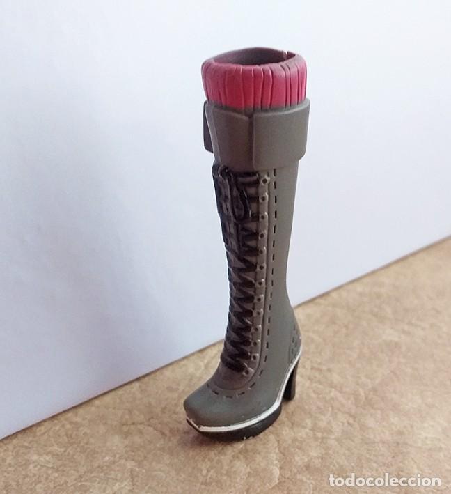 Mu&ntilde;ecas modernas: Bota suelta de mu&ntilde;eca Bratz, brazt