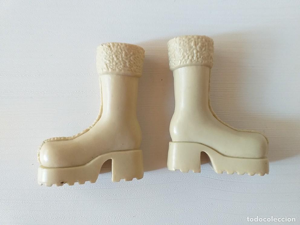 Mu&ntilde;ecas modernas: Botas color crema de la mu&ntilde;eca Bratz, brazt