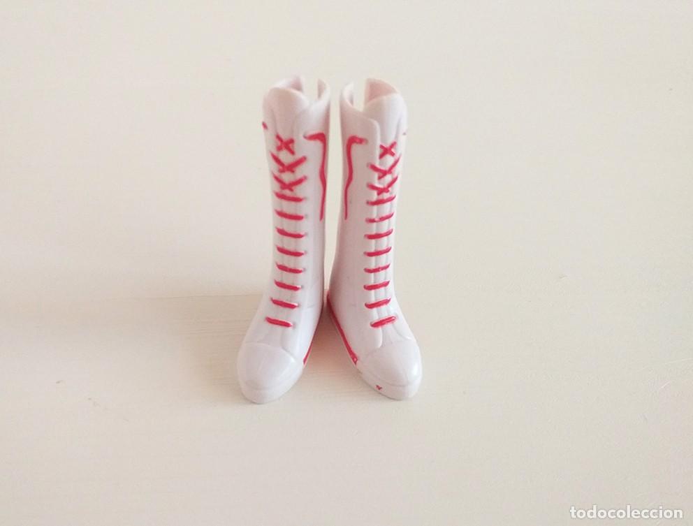 Mu&ntilde;ecas modernas: Botas altas blancas de goma mu&ntilde;eca Moxie, my scene adolescente