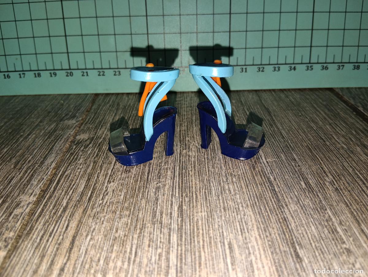 Mu&ntilde;ecas modernas: Zapatos de mu&ntilde;eca Rainbow high