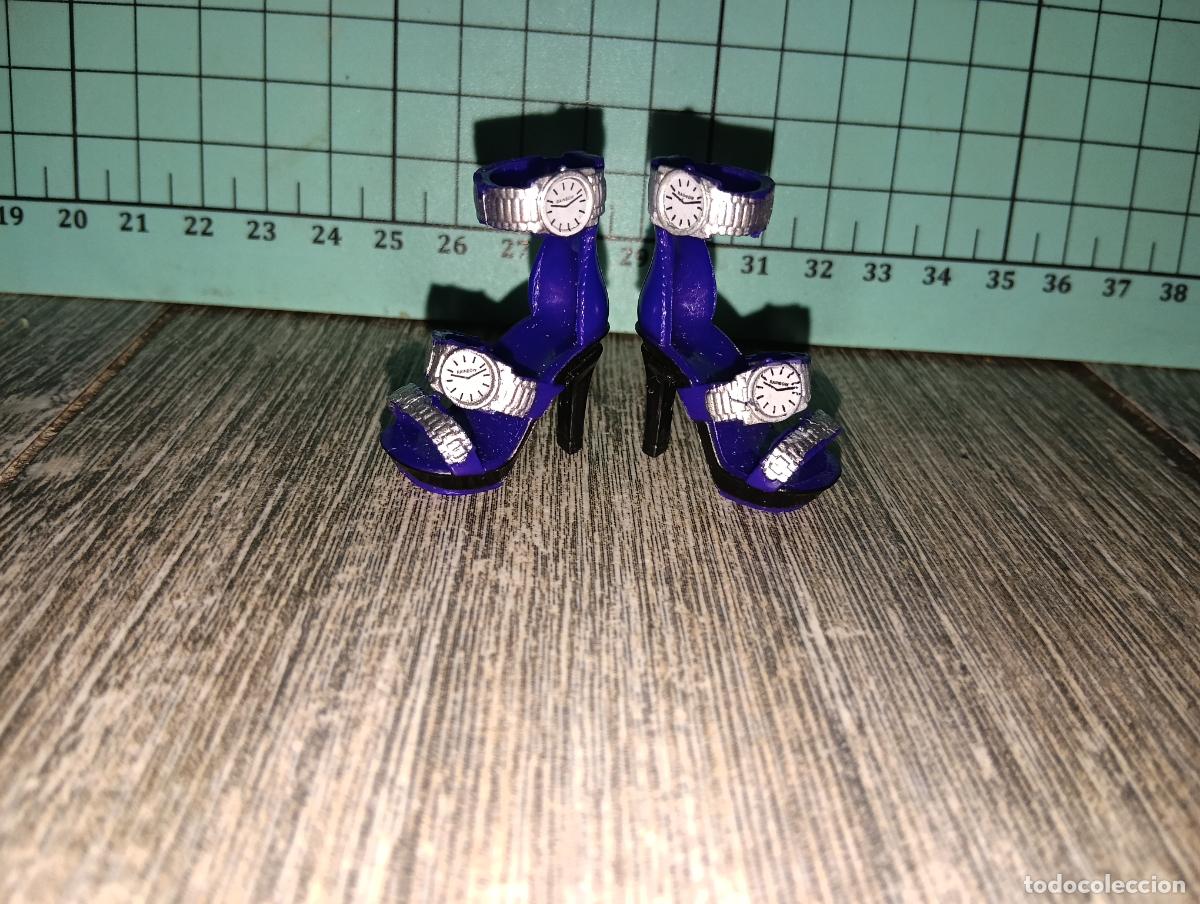 Mu&ntilde;ecas modernas: Zapatos de mu&ntilde;eca Rainbow high