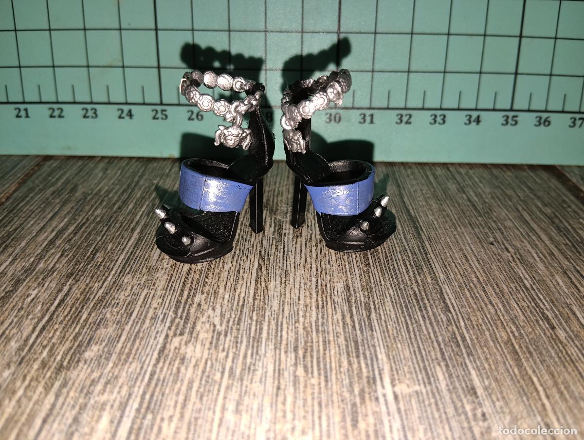 Mu&ntilde;ecas modernas: Zapatos de mu&ntilde;eca Rainbow high