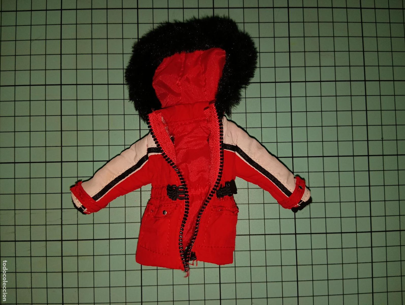 Mu&ntilde;ecas modernas: Chaqueta de mu&ntilde;eca Rainbow high