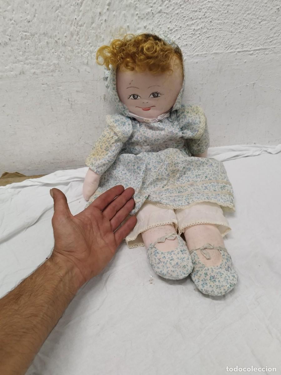 Mu&ntilde;ecas modernas: Antigua gran mu&ntilde;eca de trapo.