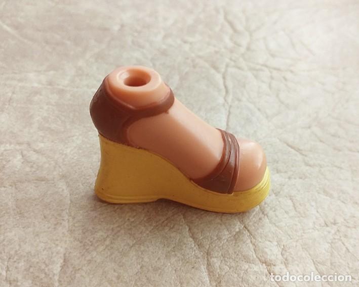 Mu&ntilde;ecas modernas: Zapato para mu&ntilde;eca Bratz, tac&oacute;n, sandalia marr&oacute;n, cu&ntilde;a