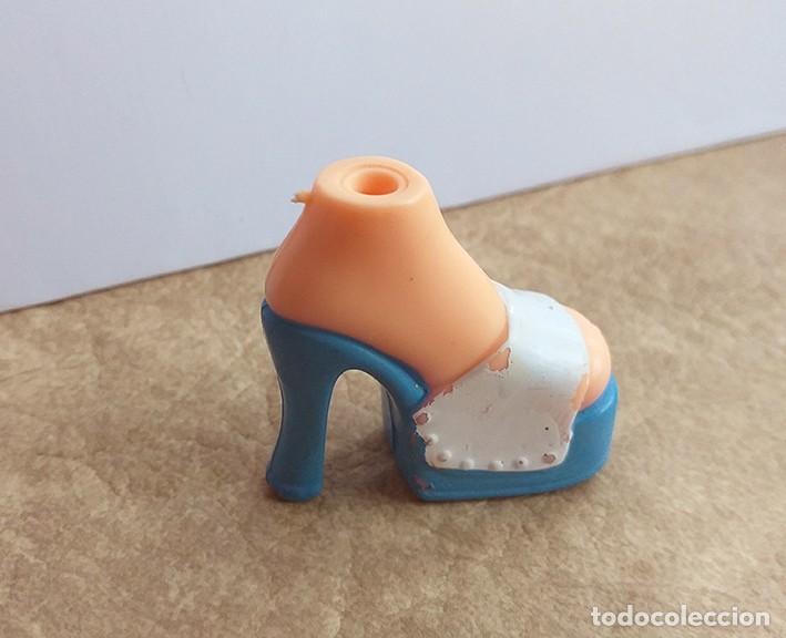 Mu&ntilde;ecas modernas: Zapato para mu&ntilde;eca Bratz, tac&oacute;n, cu&ntilde;a azul y blanco