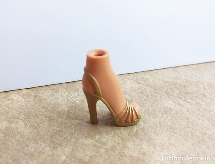 Mu&ntilde;ecas modernas: Zapato para mu&ntilde;eca Bratz, tac&oacute;n, cu&ntilde;a, sandalia dorada