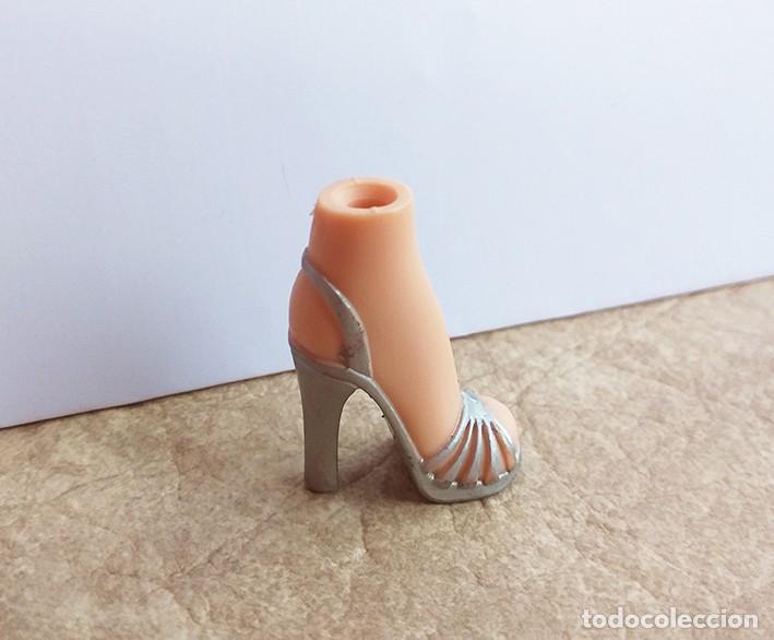Mu&ntilde;ecas modernas: Zapato para mu&ntilde;eca Bratz, tac&oacute;n, cu&ntilde;a, sandalia plateada