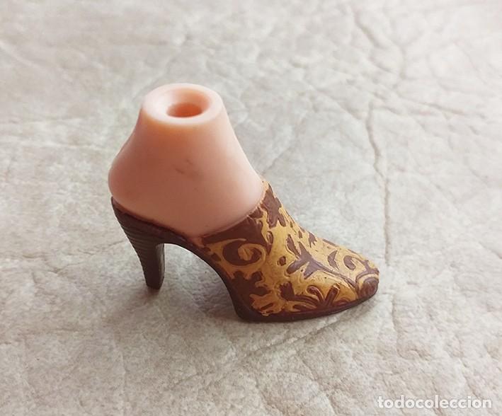 Mu&ntilde;ecas modernas: Zapato para mu&ntilde;eca Bratz, tac&oacute;n marr&oacute;n y crema
