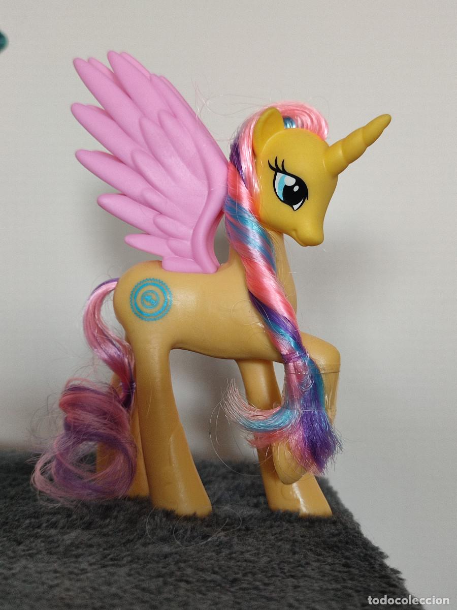 Mu&ntilde;ecas modernas: PEQUE&Ntilde;O LITTLE PONY G4 PRINCESS GOLD LILY NUEVA!
