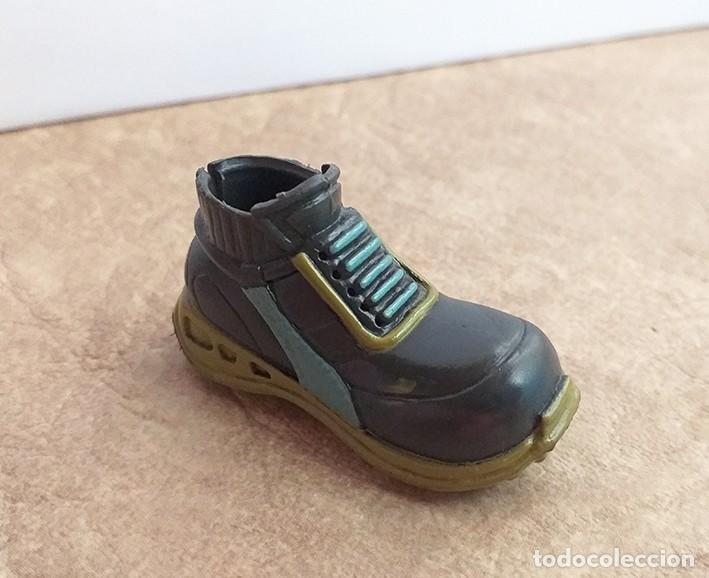Mu&ntilde;ecas modernas: Zapato para mu&ntilde;ecos Bratz boy, zapatilla negra