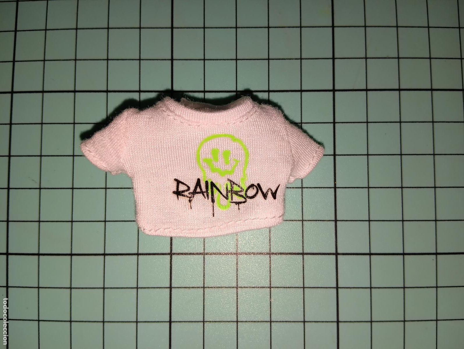 Mu&ntilde;ecas modernas: Camiseta de mu&ntilde;eca Rainbow high