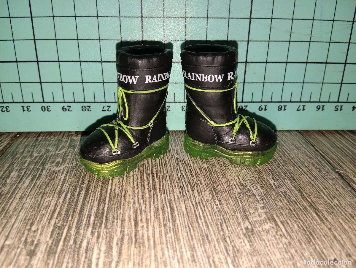 Mu&ntilde;ecas modernas: Botas de mu&ntilde;eca Rainbow high