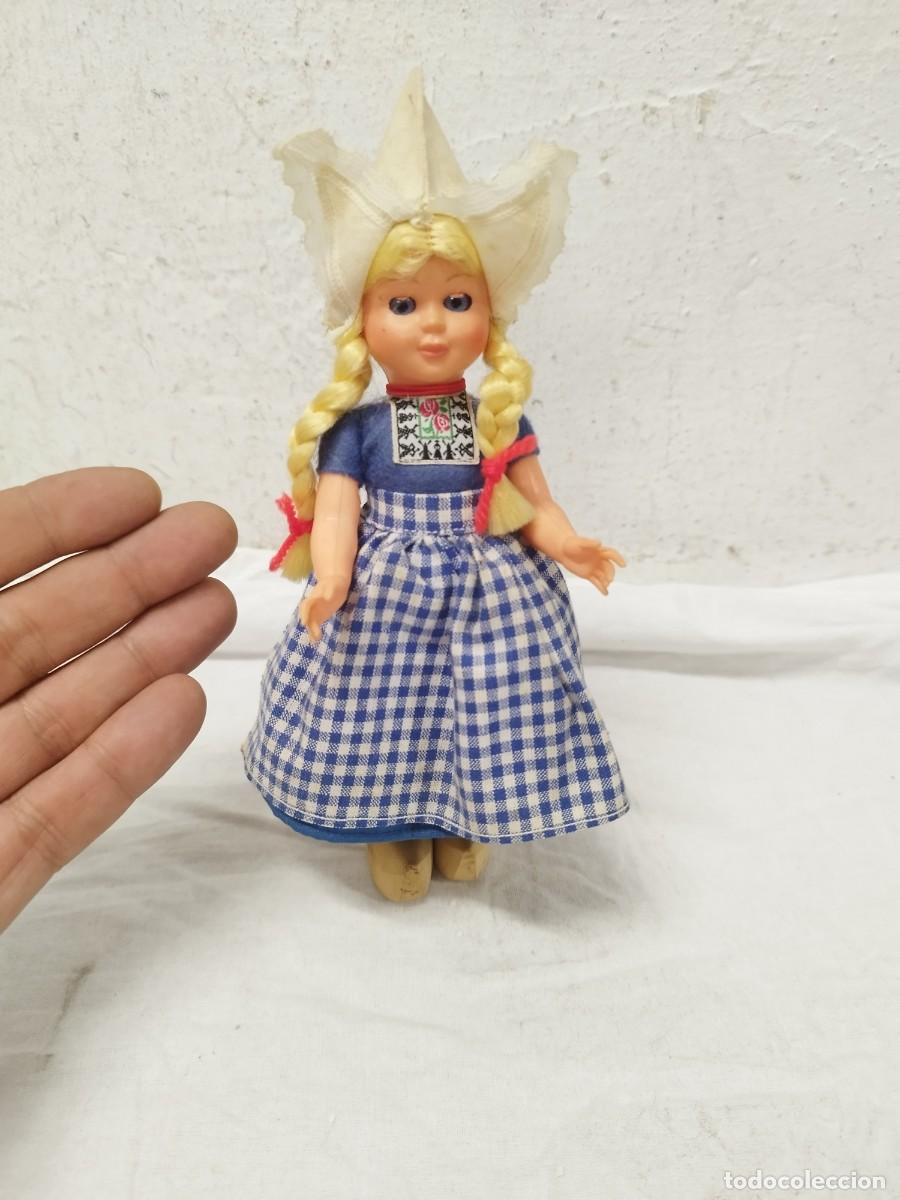 Mu&ntilde;ecas modernas: Mu&ntilde;eca tradicional folcl&oacute;rica vestida t&iacute;pica Hollanda.