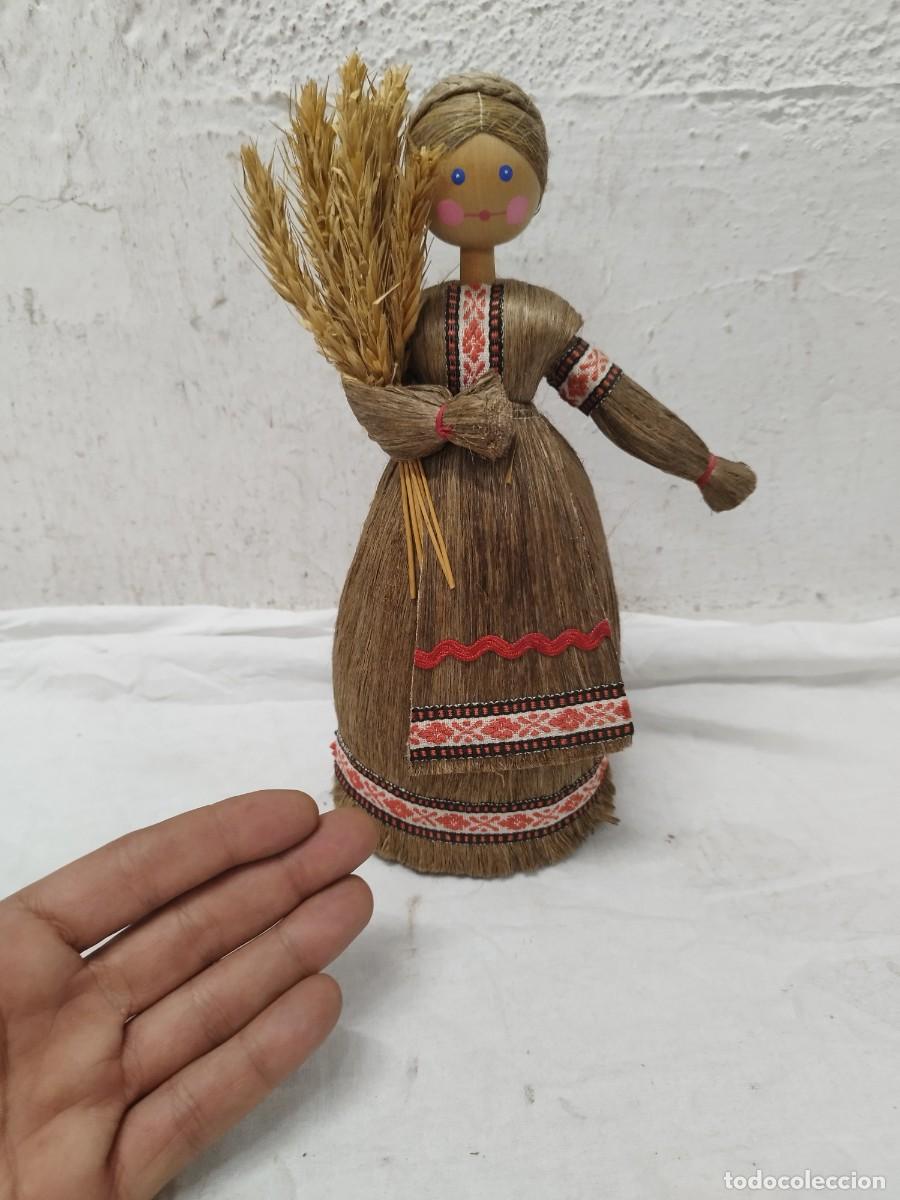 Mu&ntilde;ecas modernas: Mu&ntilde;eca Vintage de Paja y Lino con Cabeza de Madera y Trigo - Artesan&iacute;a de Europa del Este / URSS.