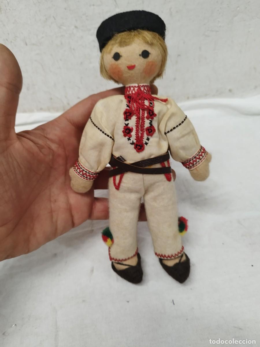 Mu&ntilde;ecas modernas: Mu&ntilde;eca Antigua Folcl&oacute;rica Traje Tradicional Bordado Europa Del Este.
