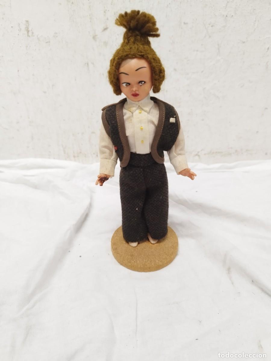 Poup&eacute;es Modernes: Antiguo Mu&ntilde;eco Regional de Madeira (Portugal) - Traje T&iacute;pico Vintage, Base de Corcho.