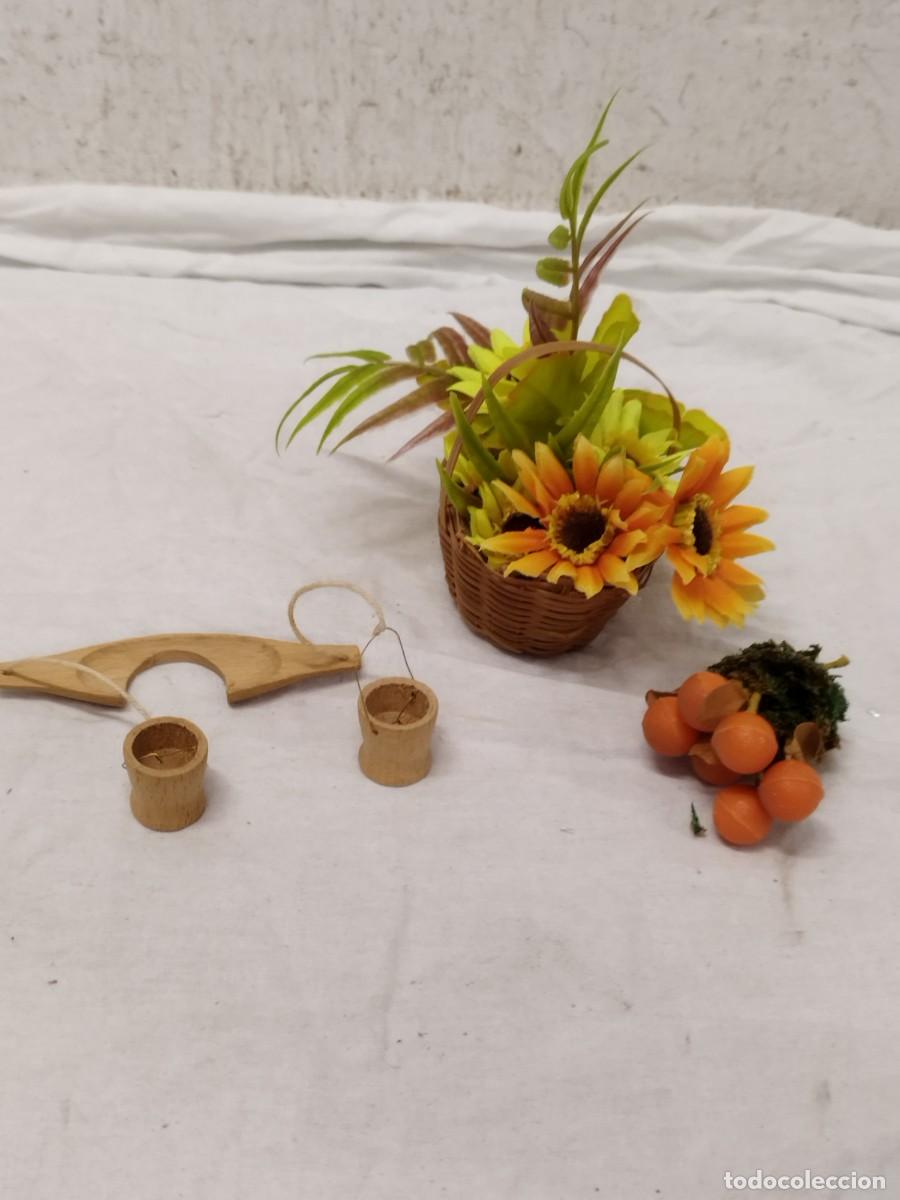 Mu&ntilde;ecas modernas: Set de Miniaturas Decorativas: Cesta de Girasoles y Adornos R&uacute;sticos.