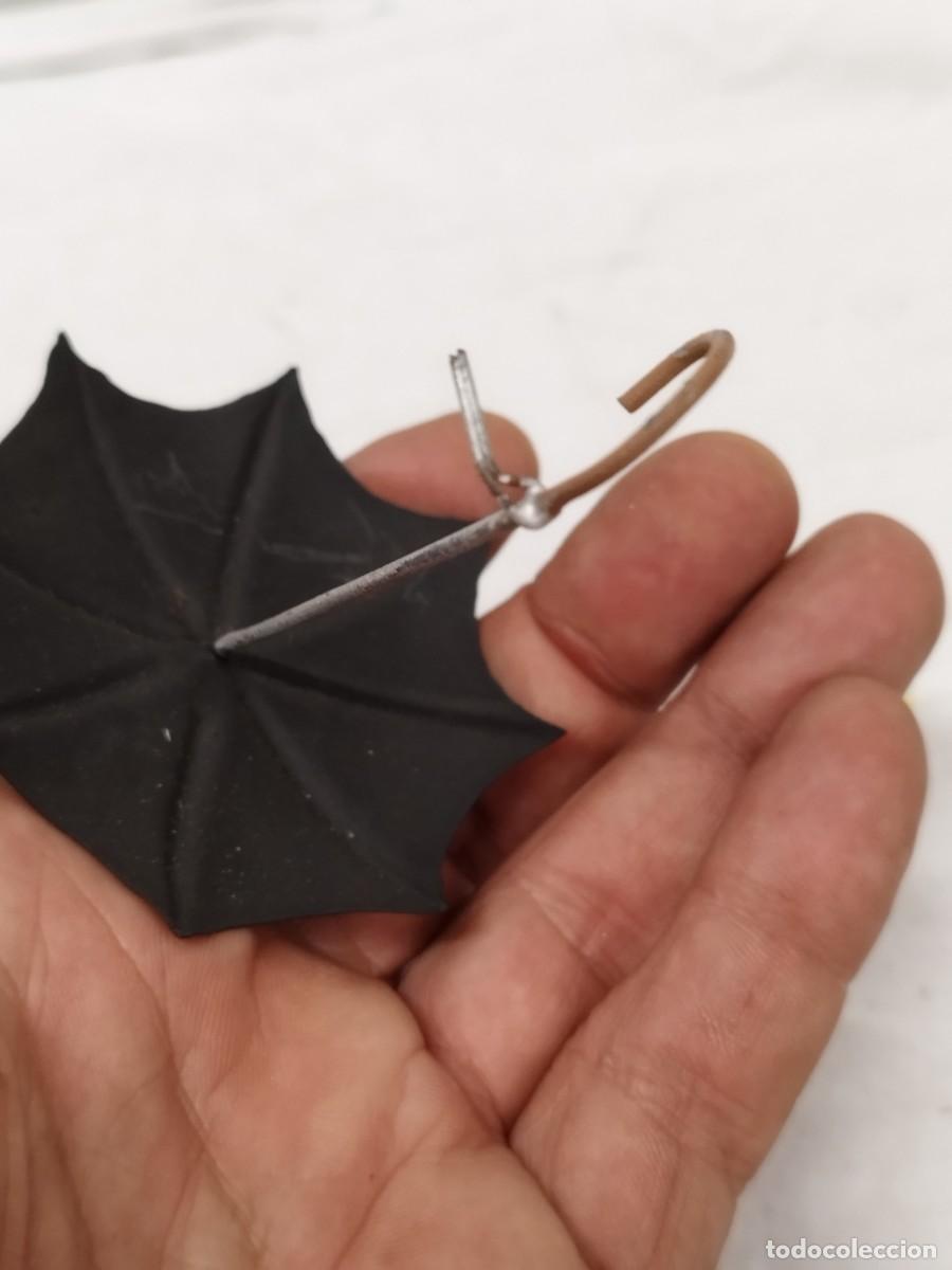 Bambole Moderne: Miniatura de Paraguas de Metal. Accesorio para figura mu&ntilde;eco o mu&ntilde;eca.