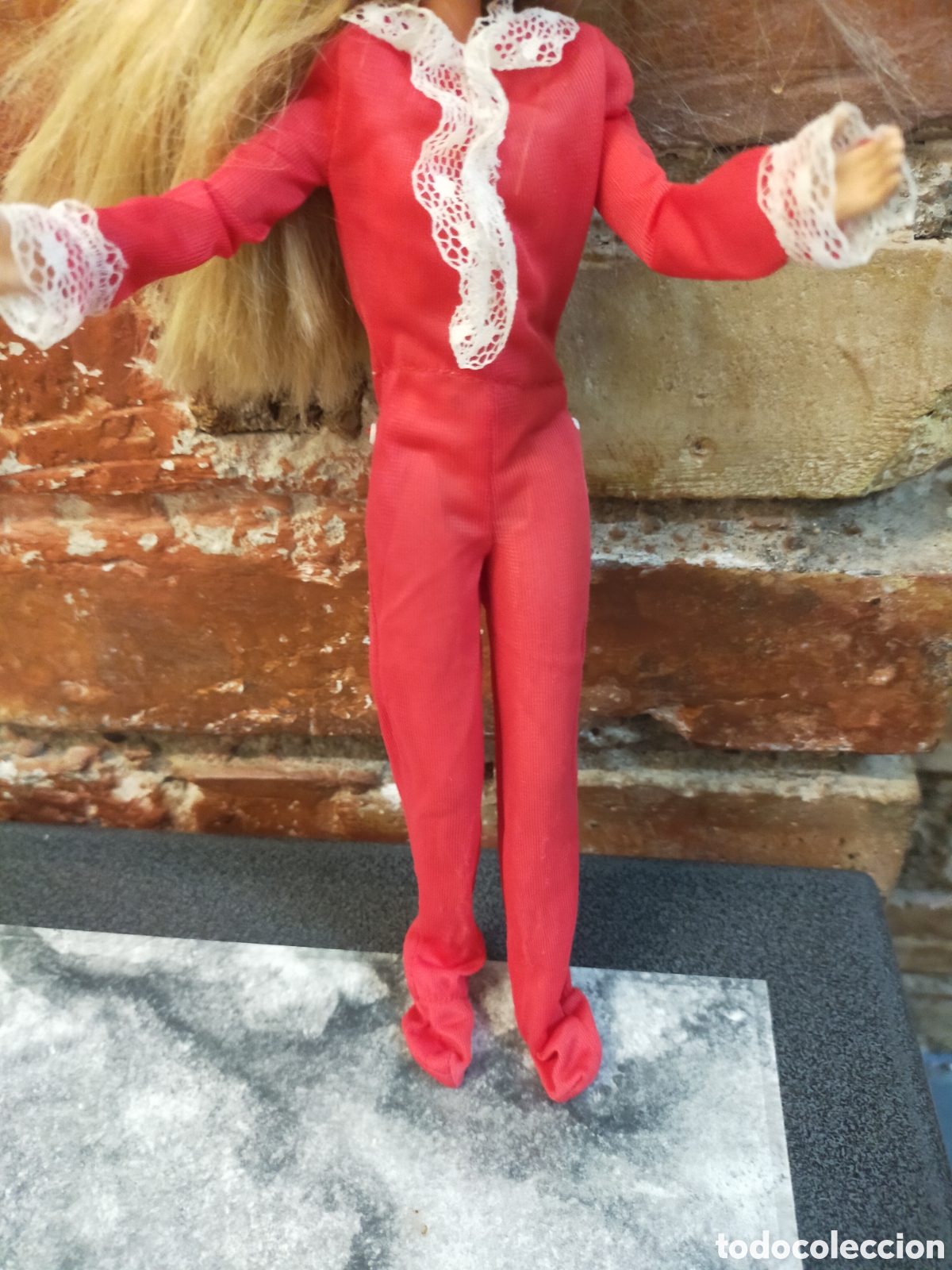 Mu&ntilde;ecas modernas: pijama con pies de color rojo de la l&iacute;nea Mattel Barbie Best Buy Fashions